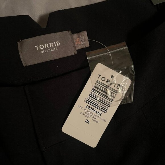 Torrid Size 24 (3xl) Wide Leg Studio Crepe Shorts - Black - Picture 6 of 7